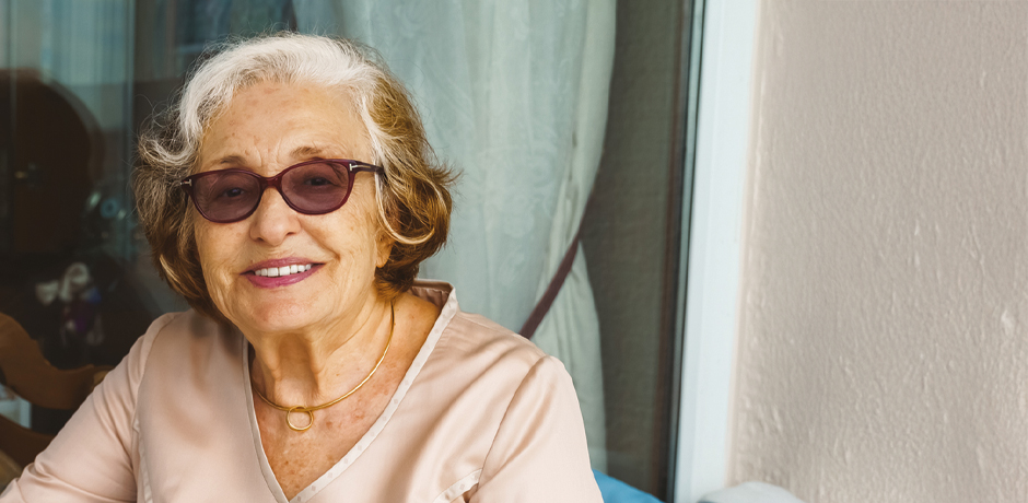Gülten Dayıoğlu kitaplarını imzalıyor
