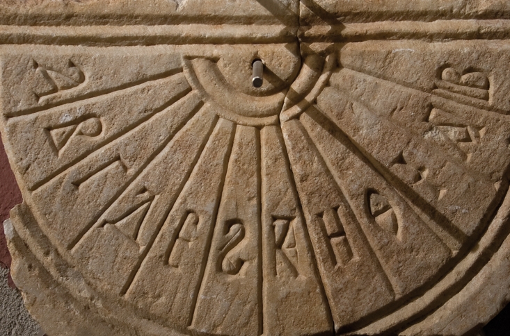 Bizans dönemi mermer güneş saati. İstanbul Arkeoloji Müzeleri