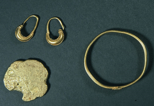 İstanbul Arkeoloji Müzelerinde yer alan “C hazinesi”nden küpeler, altın külçeler ve bilezik