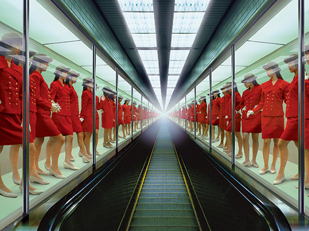 Miwa Yanagi - Asansörcü Kız Evi 1F: 1997, direkt baskı, 2 bölüm, 240x200 cm. Bu seri başlangıçta bir cam kutuda çalışan genç  kız hakkında bir performanstı. Yanagi, mesajını yaymak için sert fotoğraflara yöneldi.