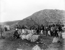 Makridi, Büyük Tapınak’ta işçilere günlük yoklama yapıyor (1907)
