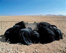 Shirin Neshat - Pasaj: 2001, renkli ve ses enstalasyonu, 11:30 dakika, değişken boyutlar. Erkek ve kadın grupları ölümle yüz yüze kalınca birleşir.