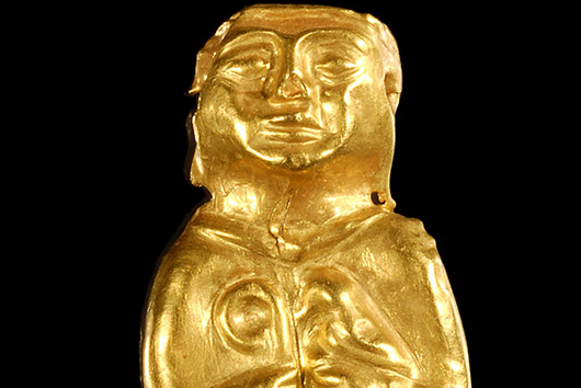 Hitit Dönemi'ne ait altın "Kırların Koruyucu Tanrısı" kabartması (Çorum Müzesi Koleksiyonu)