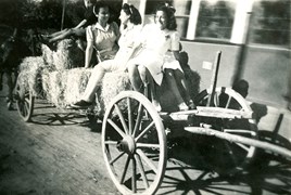 Kiril, Maria, Beki ve arkadaşları at arabası üzerinde pikniğe giderken, yaklaşık 1938, Moda
