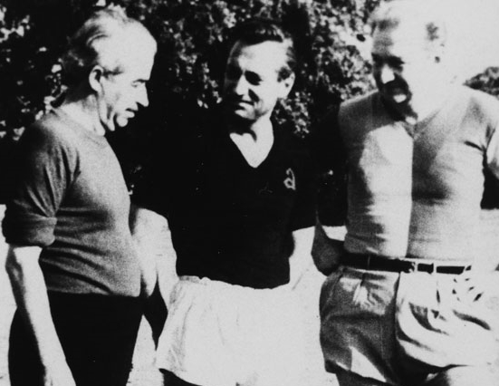 Keşanlı Ali ile Edebiyatçılar Derneği Takımları futbol maçı. Ortada Hakem Halit Kıvanç, sağında takım kaptanları Orhan Kemal, solunda ise Haldun Taner. 1964 Altunizade.