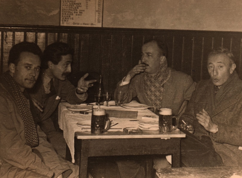(Sağdan) Sait Faik, Fikret Ürgüp, Özdemir Asaf ve sanat tarihçisi Gültekin Elibal, Beyoğlu Anadolu Birahanesi 1954.
