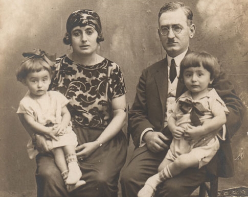 Asaf ailesi: Mehmet, Hamdiye ve ikizleri Özgönül ile Özdemir, 1926.