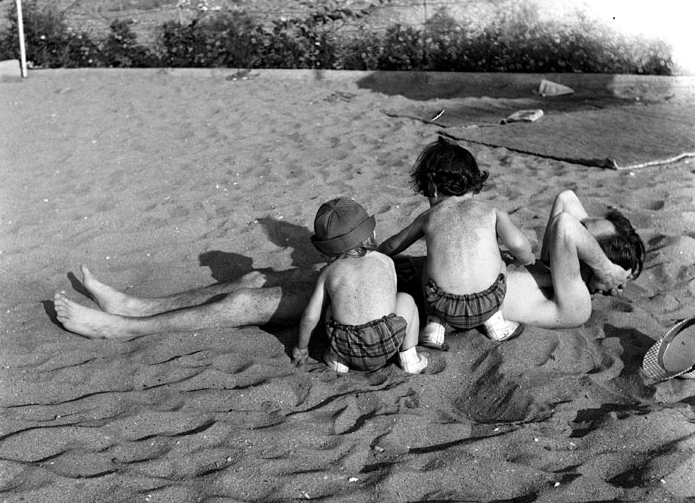 Gün ile Olgun babalarını kuma gömerken. İstanbul 1965. Fotoğraf: Yıldız Moran