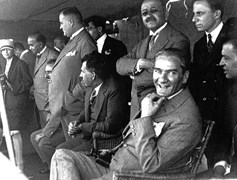 Mustafa Kemal, 5 Ağustos Cuma günü Ertuğrul Yatı’ndan Moda’daki deniz yarışlarını izliyor.