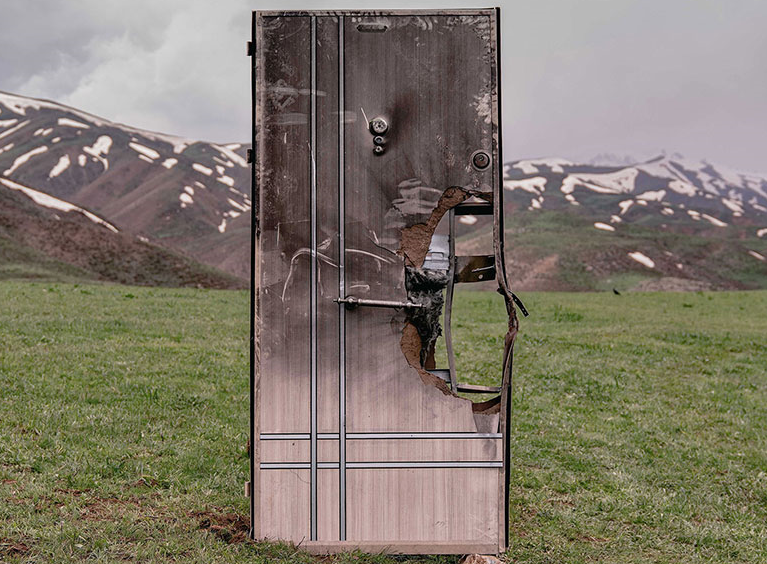 Savaş Boyraz, "Kapı", (İçinde Bulunduğumuz Vaziyet/Devlet serisinden), 2016 – 2019