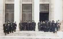 Müze-i Hümayun’un yeni binasının ikinci kısmının açılışı, 7 Kasım 1903. Karton üzerine yapıştırılmış Sebah & Joaillier stüdyosu fotoğrafı. İstanbul Arkeoloji Müzeleri.
