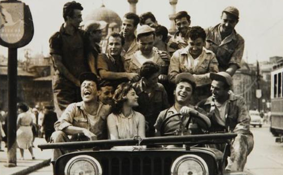 Dörtduvar Ahmet (Münir Özkul), Gül (Nilüfer Aydan) ve Bülbül Zeki, tıklım tıklım dolu araba yüzünden trafik polisinden ceza yemeden biraz evvel. (Altın Kafes, 1958)
